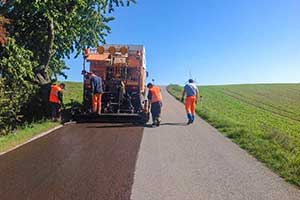 Vorprofilierung bei einer Gemeindeverbindungsstraße vor DSK-Einbau